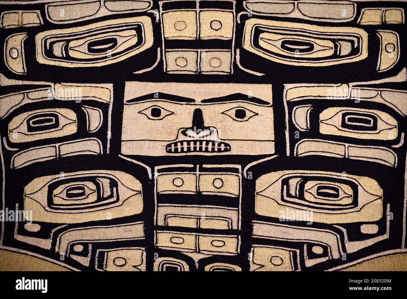 Eine Nahaufnahme der Details einer alten Tlingit Chilkat Decke oder Robe zum Verkauf in Santa Fe, New Mexico. Stockfoto
