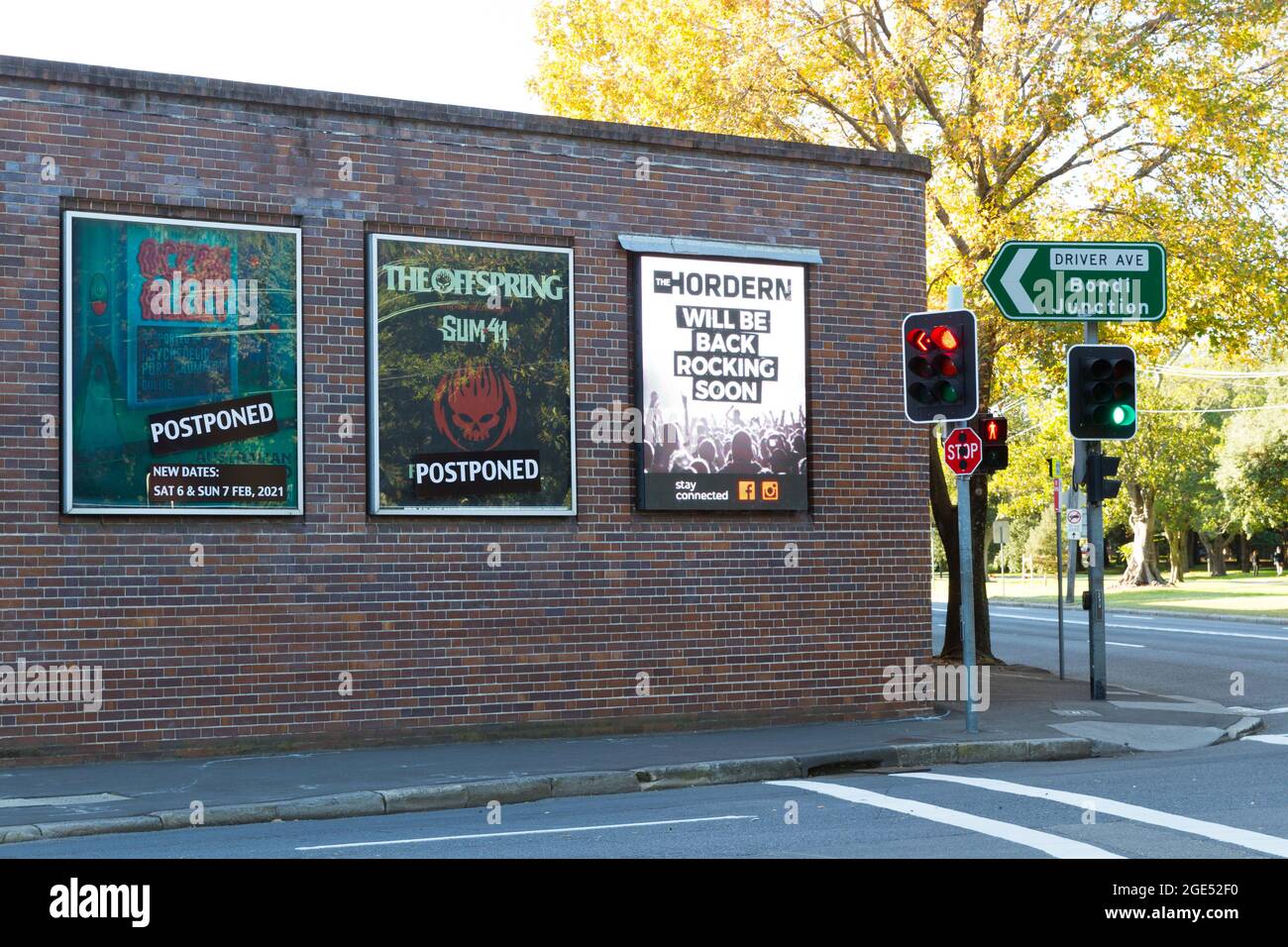 Konzertplakate mit obligatorischen Verschubbenachrichtigungen am Hordern Pavilion Live-Musik-Veranstaltungsort in Sydney, Australien, während des COVID-19. Stockfoto