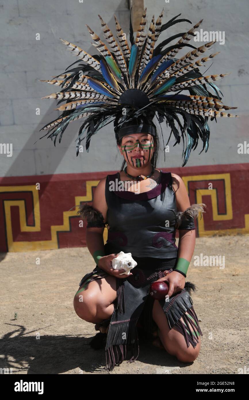 Teotihuaca, Mexiko, 16. August 2021: Eine Frau in prähispanischer Kleidung  führt ein zeremonielles Ritual an dem Ort durch, an dem die Azteken im  Rahmen der Feierlichkeiten zum 500. Jahrestag des indigenen Widerstands
