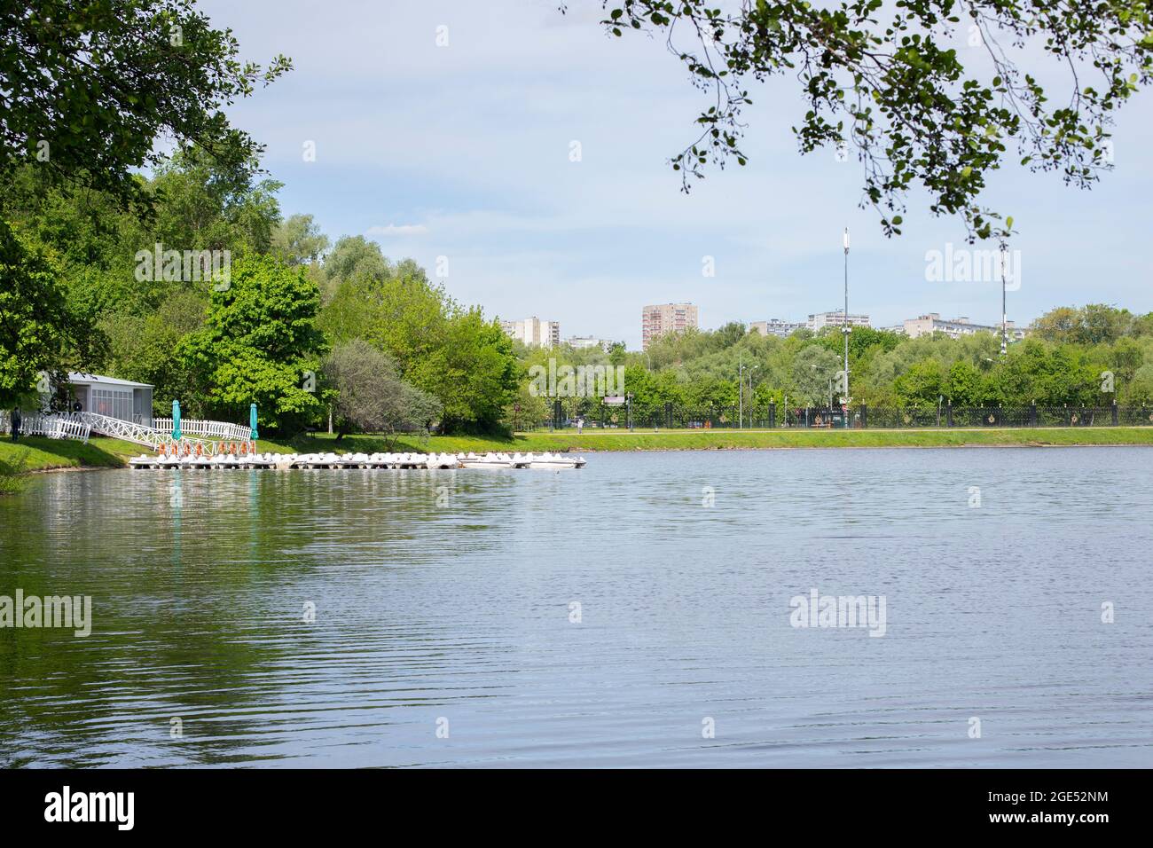 Moskau, Russland - 23. Mai 2021: Tsaritsinsky Teich und Park, Katamaran-Verleih, Wasser Erholungsgebiet Stockfoto