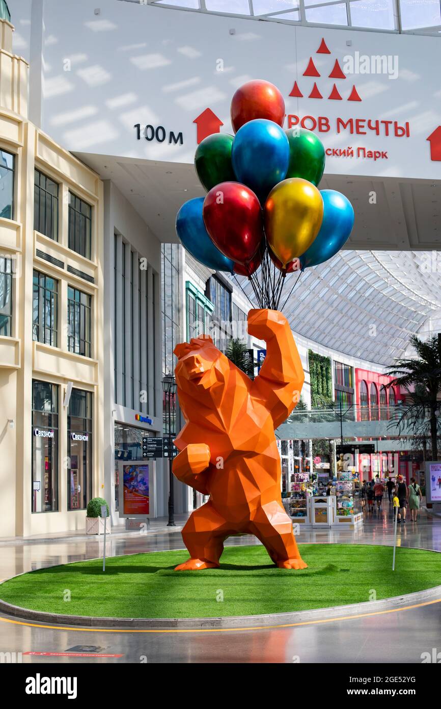 Moskau, Russland - 15. August 2021: Vergnügungspark Dream Island, Parkmaskottchen - orangefarbener Bär mit Ballons Stockfoto