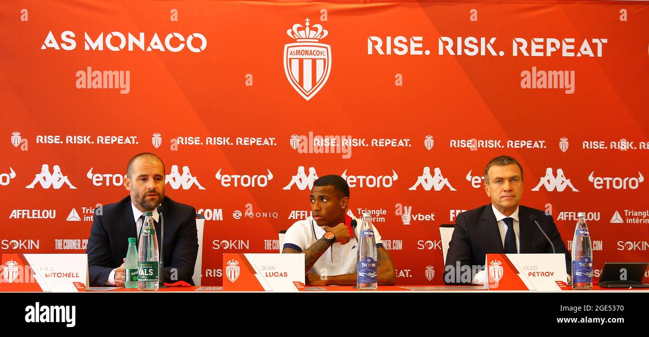 La Turbie, Frankreich. August 2021. La Turbie, Frankreich - 16. August 2021: PRÄSENTATION DES Spielers in Monaco für die Saison 2021-22 mit dem brasilianischen Mittelfeldspieler Jean Lucas Oliveira, Oleg Petrov, Vice-President (r) und Paul Mitchell, Sporting Director. Mandoga Media Credit: dpa/Alamy Live News Stockfoto