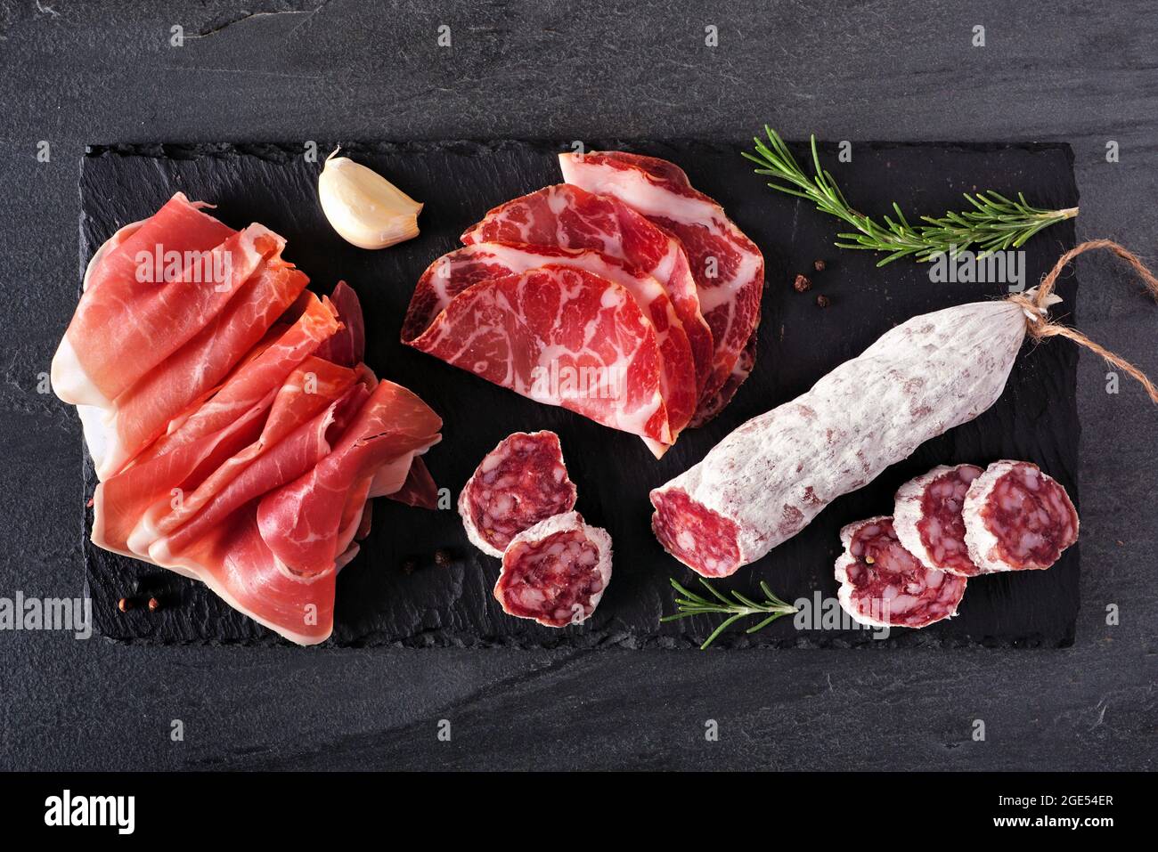 Fleischplatte mit Wurst und italienischem Aufschnitt. Oben auf einem Schiefertafel. Stockfoto