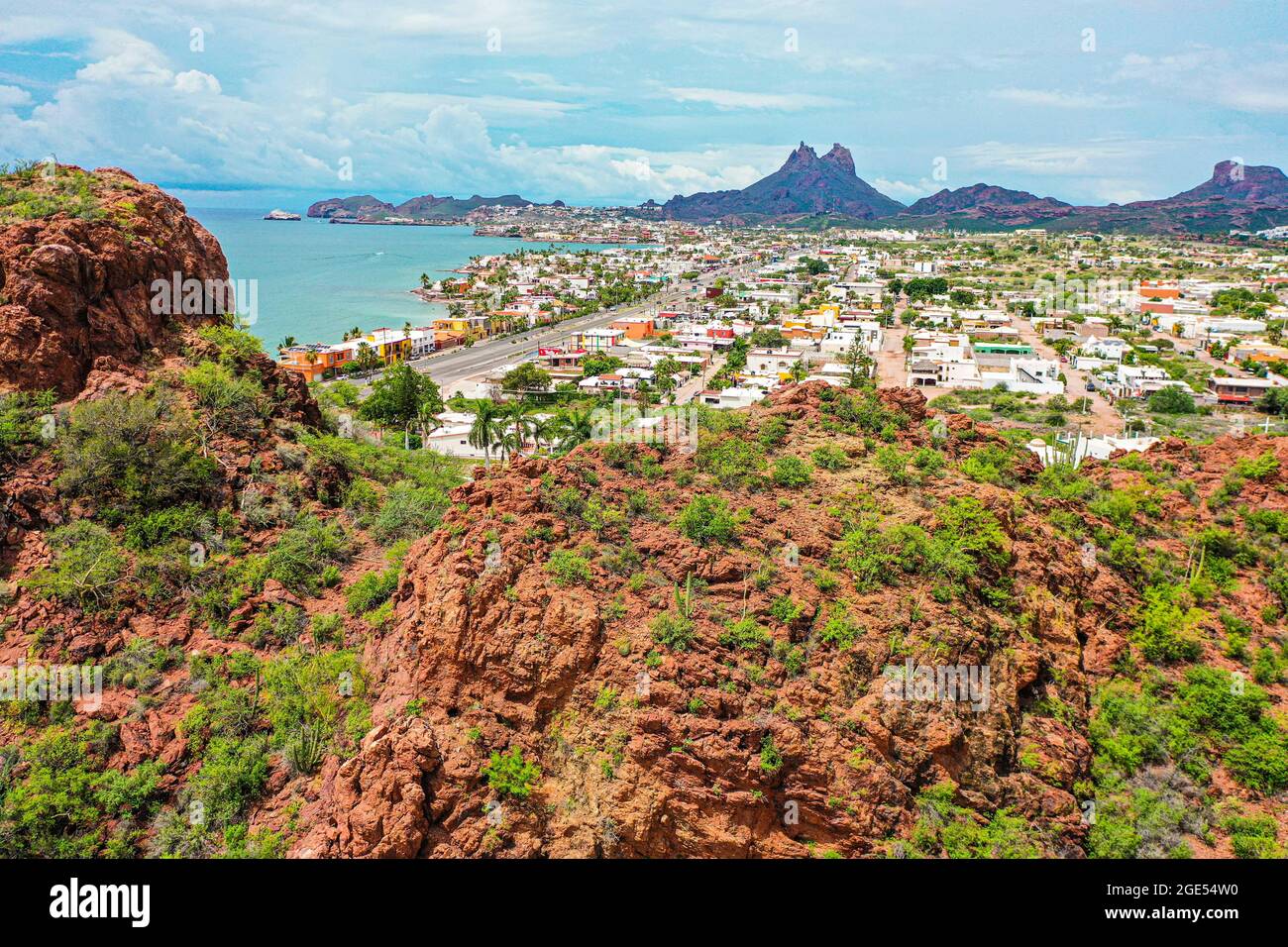 Luftaufnahme des Malecon- und Tetakawi-Hügels in der Bucht von San Carlos, Sonora Mexiko. Golf von Kalifornien, Cortez-See, Bermejo-See zwischen der Halbinsel Baja California, Touristenziel, Reisen, blau, ruhig. Blick auf den hohen Winkel. Felsiger Berg, rote Farbe. Roter Hügel (Foto von Luis Gutierrez / NortePhoto.com) Vista aerea del malecon y cerro Tetakawi en la bahia de San Carlos, Sonora Mexiko. Golfo de California, mar de Cortés​, mar Bermejo entre la Península de Baja California,destino turistico, viajes, azul, calma. Hochwinkelansicht. Montaña rocosa, Farbe Rojoso. cerro Farbe rojo (Foto von Luis Gu Stockfoto