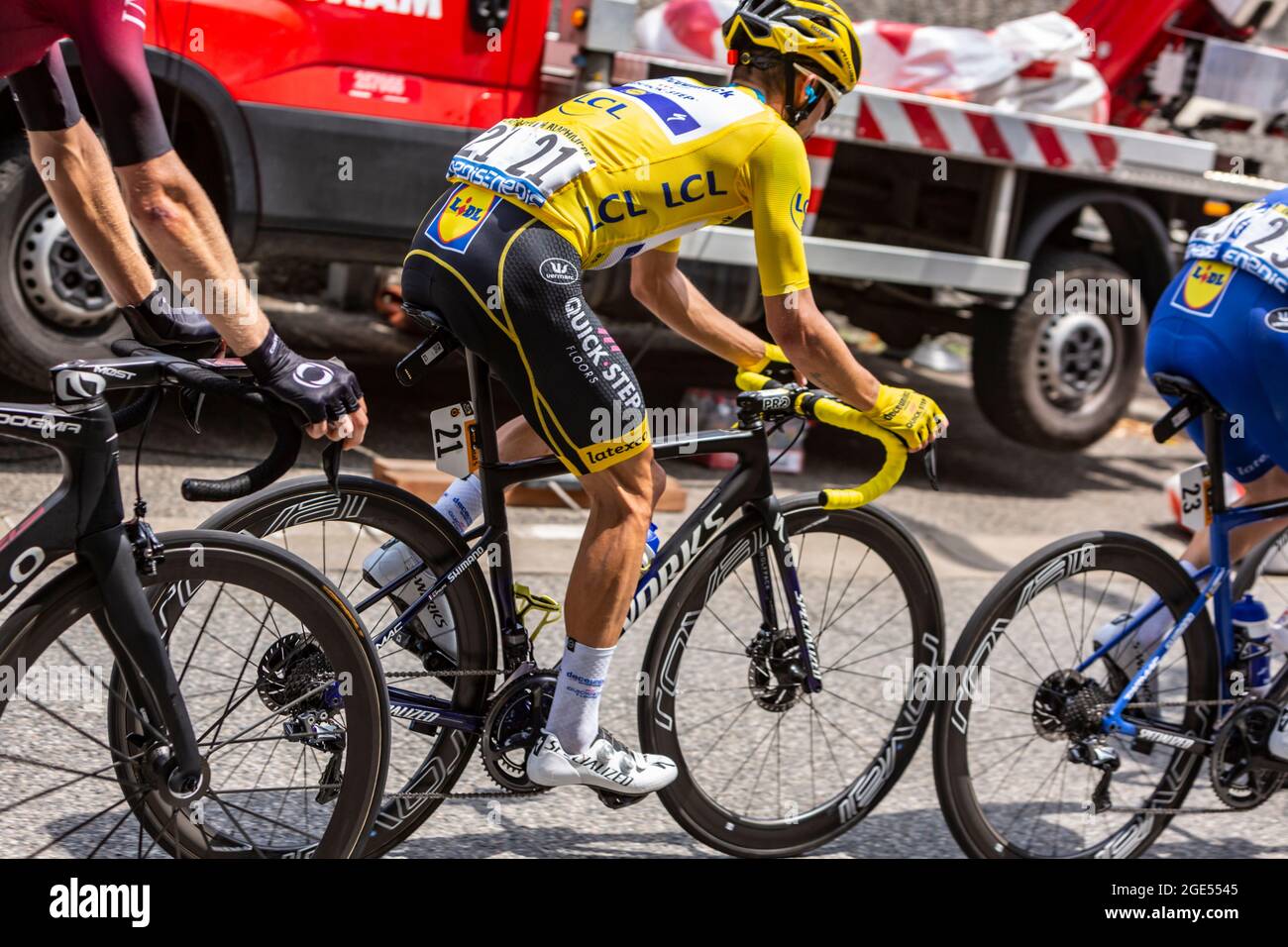 Tarascon-sur-Ariege, Frankreich - 21. Juli 2019: Der französische Radfahrer Julian Alaphilippe vom Team Deceuninck-Quick Step, in Yellow Jersey, der im Pelo unterwegs ist Stockfoto