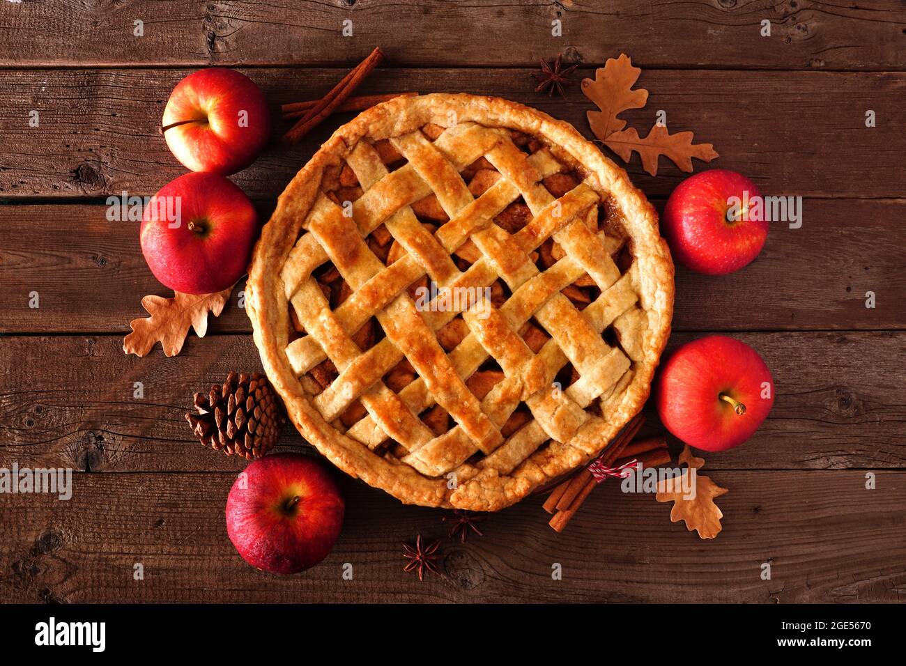 Hausgemachter herbstlicher Apfelkuchen, Draufsicht mit Rahmen aus Zutaten auf einem rustikalen Holztisch Stockfoto