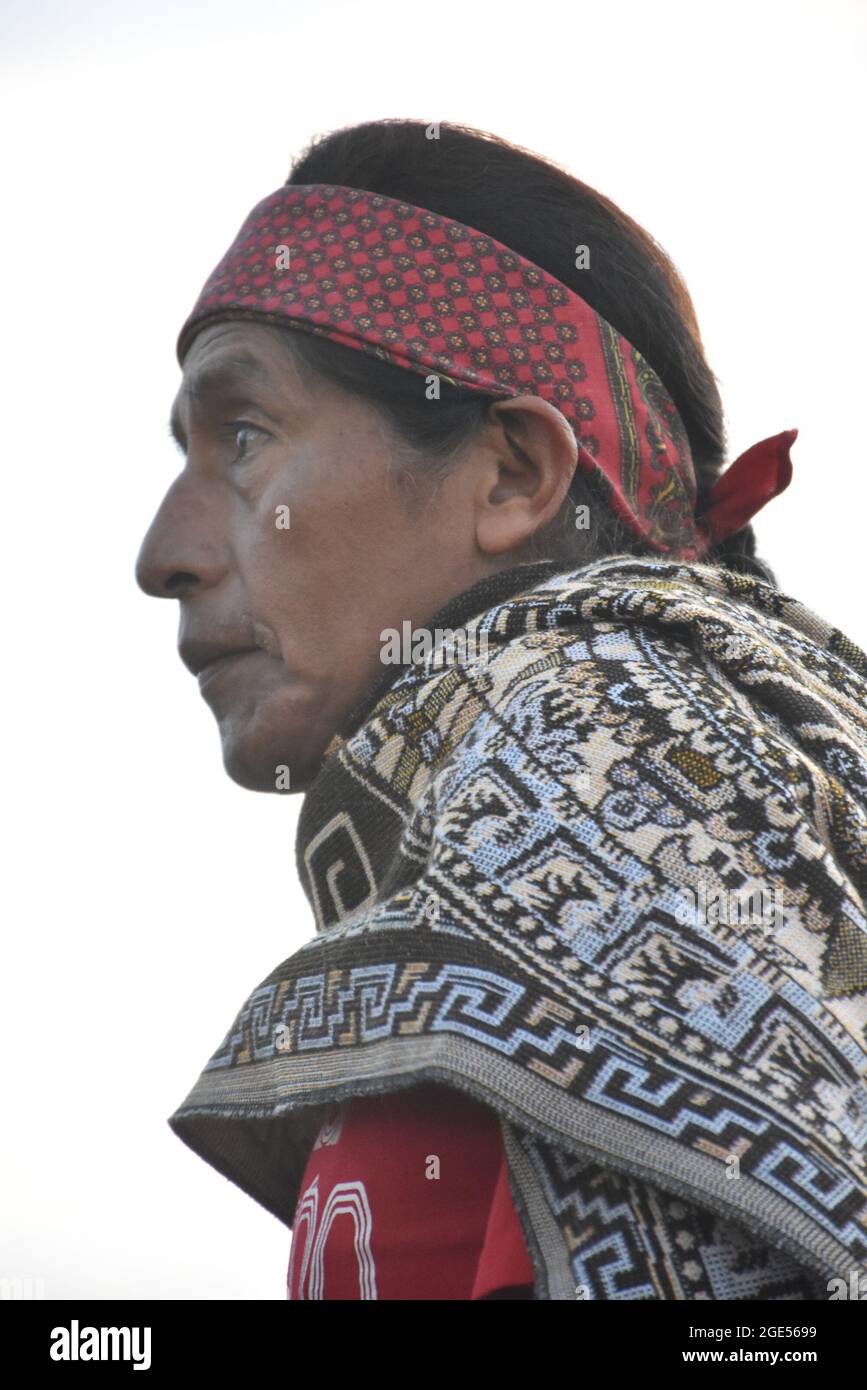 Eine einheimische Tänzerin begrüßt die Rückkehr der Sonne in der Morgendämmerung der Wintersonnenwende. Stockfoto