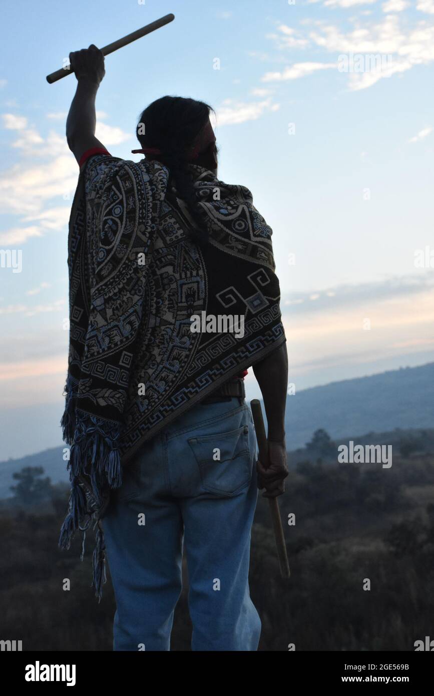 Eine einheimische Tänzerin begrüßt die Rückkehr der Sonne in der Morgendämmerung der Wintersonnenwende. Stockfoto