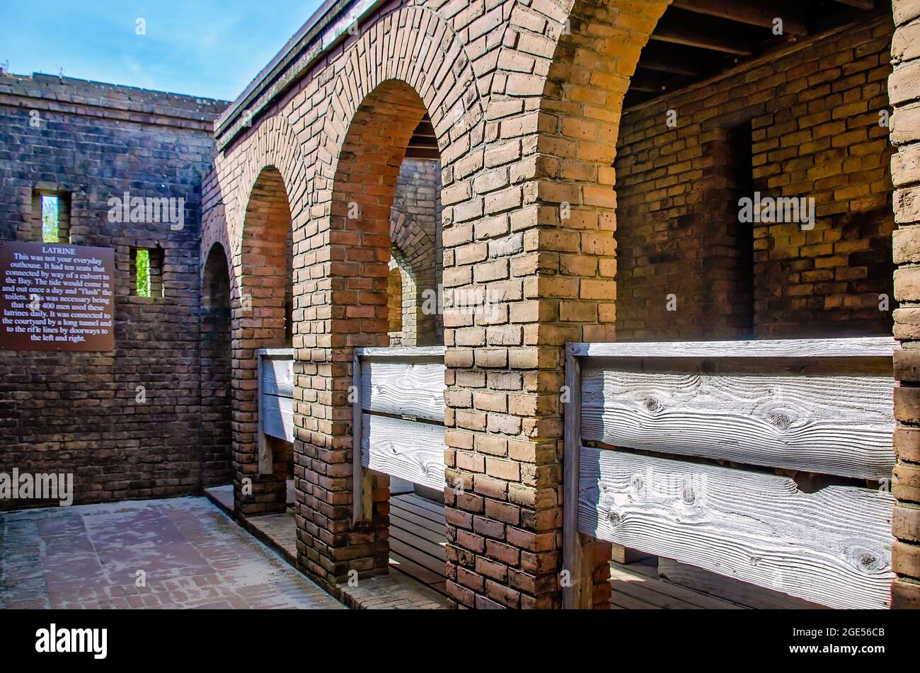 Hölzerne Barrikaden bieten Privatsphäre in der Latrine in Fort Gaines, 12. August 2021, auf Dauphin Island, Alabama. Die Latrine mit 10 Sitzen wurde „selbst gespült“. Stockfoto