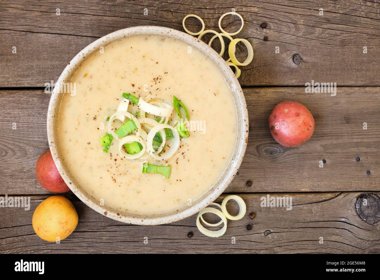 Kartoffel- und Lauch-Suppe. Blick von oben auf einem rustikalen Holzhintergrund. Stockfoto