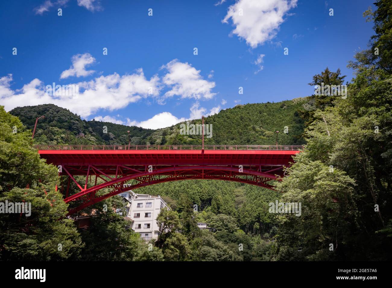 Okuma rote Brücke Sommersaison in Japan. Camping platziert Stockfoto