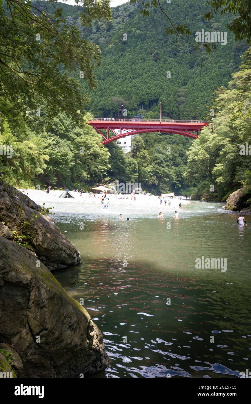 Okuma rote Brücke Sommersaison in Japan. Camping platziert Stockfoto