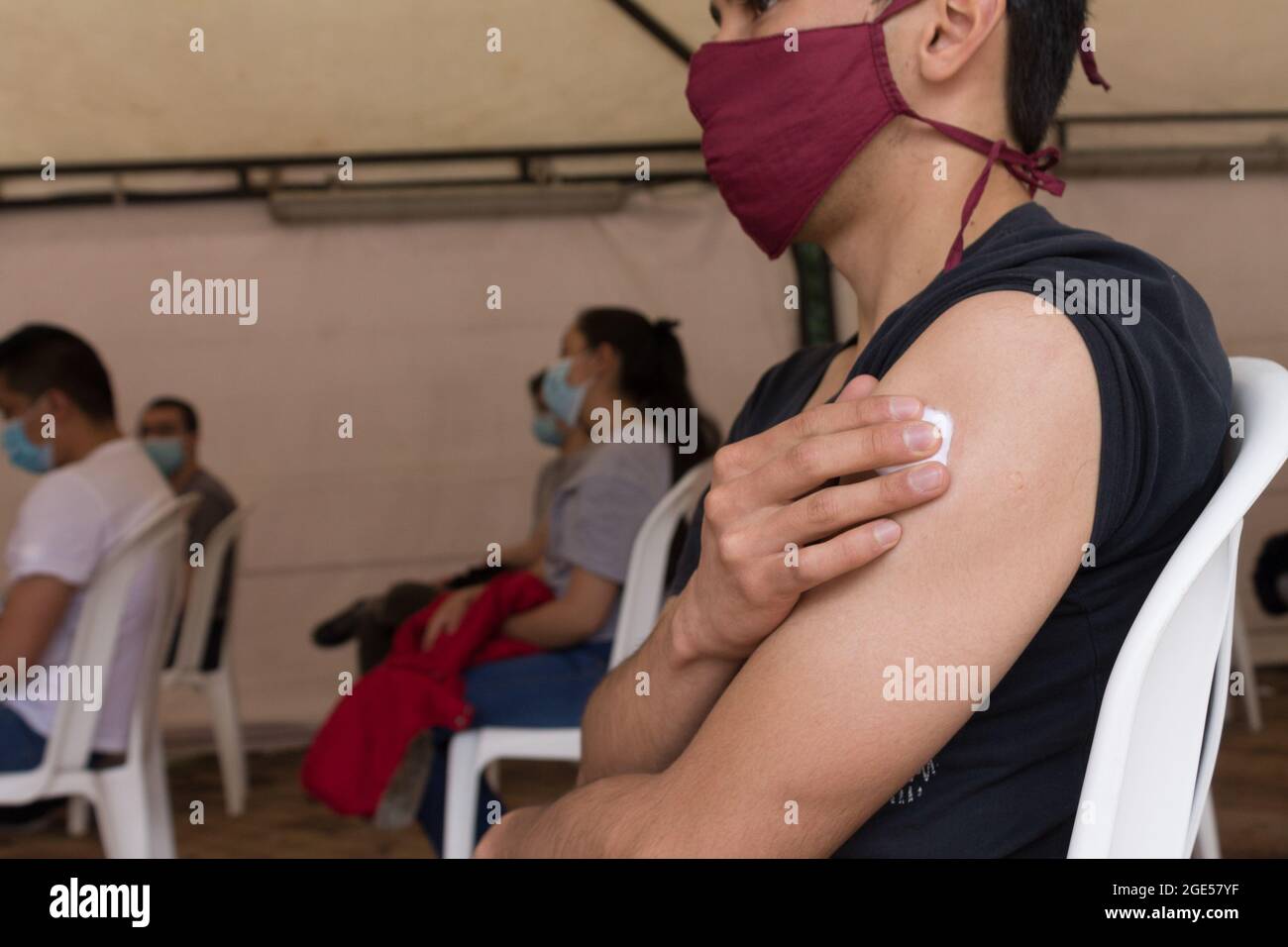 Bogota, Kolumbien am 16. August 2021. Patienten, die mit dem Impfstoff AstraZeneca COVID-19 geimpft wurden, warten und ruhen sich nach ihrer ersten Dosis aus, da Menschen im Alter von 20 bis 24 Jahren am 16. August 2021 in Bogota, Kolumbien, mit dem Impfstoff AstraZeneca COVID-19 die Impfphase gegen die neue Coronavirus-Krankheit beginnen. Kredit: Long Visual Press/Alamy Live Nachrichten Stockfoto