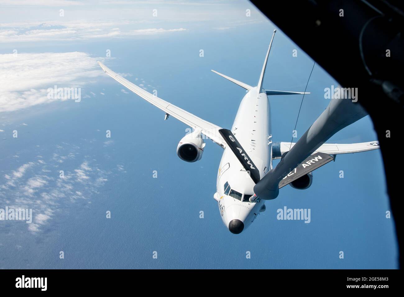 Ein P-8-Seepatrouillenflugzeug der US-Marine Poseidon, das der Patrol Squadron (VP) 45, Naval Air Station, Jacksonville, Florida, zugewiesen wurde, nähert sich einem Stratotanker-135 Flugzeug der US-Marine, das der MacDill Air Force Base, Florida, zugewiesen wurde, um über dem Pazifischen Ozean zu tanken, 5. Juni 2021. Das 50. Lufttankschwadron flog nach Misawa ab, um an einer Übung teilzunehmen, die die Fähigkeit demonstriert, überall auf der Welt zu reisen, jede Mission zu unterstützen und gleichzeitig den Kampf in der Luft zu halten. (USA Foto der Luftwaffe von Staff Sgt. Ashley Perdue) Stockfoto