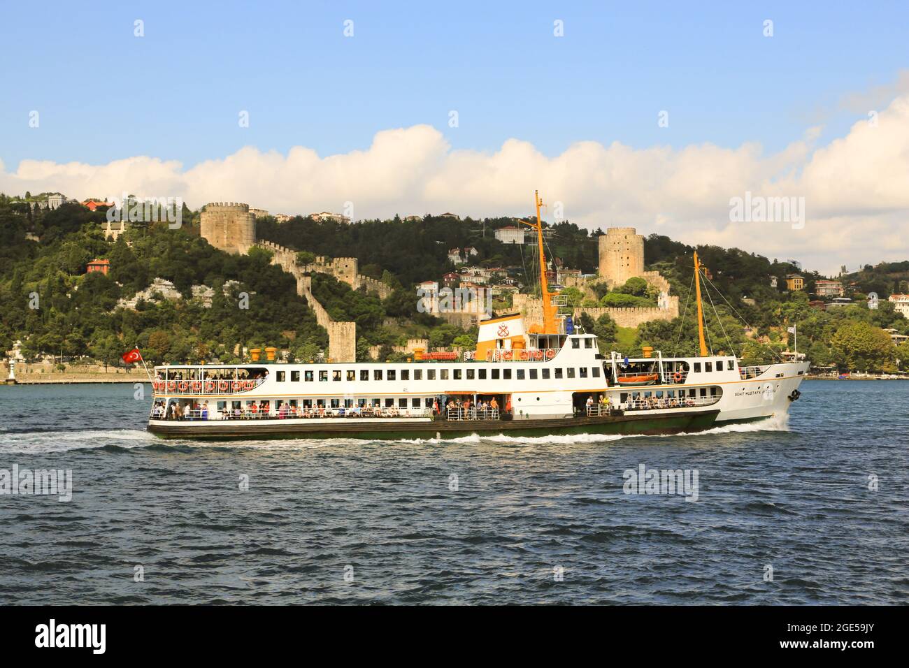 Ein Boot auf dem Bosporus fährt an der Festung Rumeli, Istanbul, Türkei vorbei Stockfoto