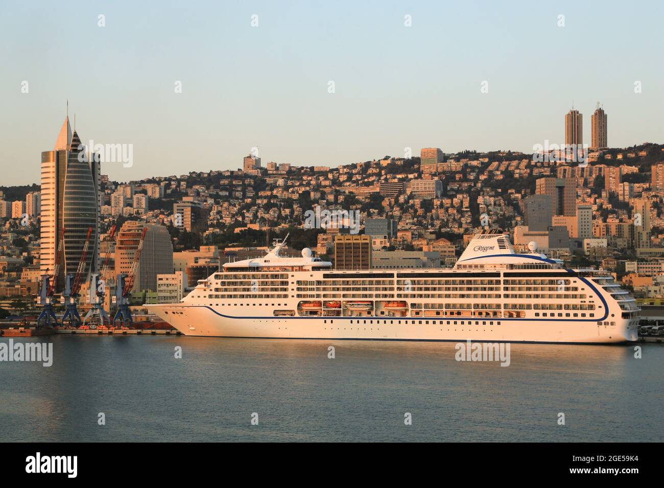 Das Regent-Kreuzschiff Seven Seas Mariner dockte in Haifa, Israel, an. Stockfoto