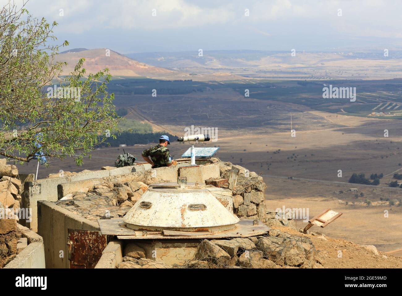 Ein Soldat der Vereinten Nationen wacht von einem Beobachtungsposten auf den Golanhöhen aus. Stockfoto