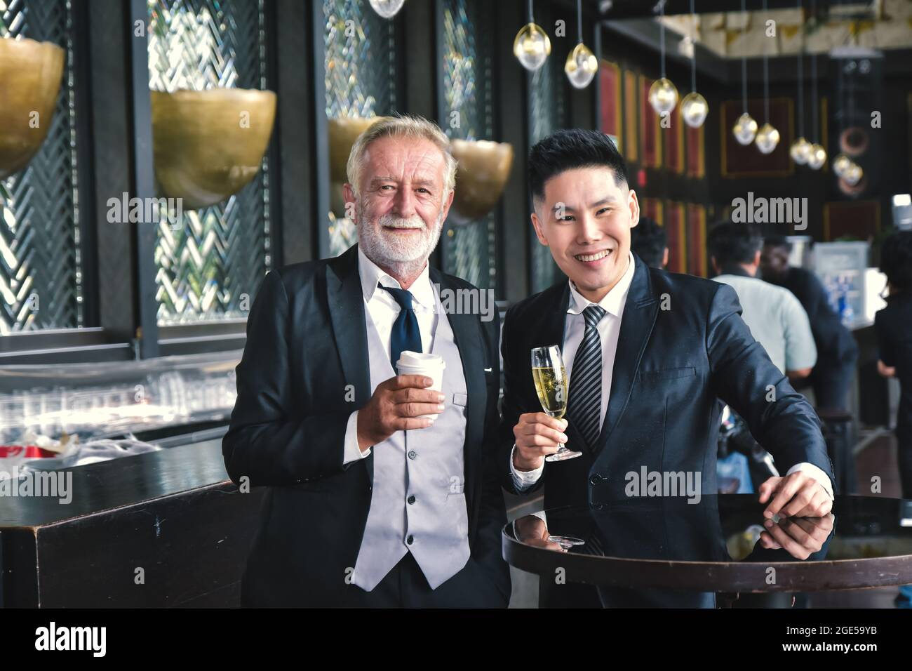 Menschen trinken feiern auf einer Firmenfeier. Stockfoto