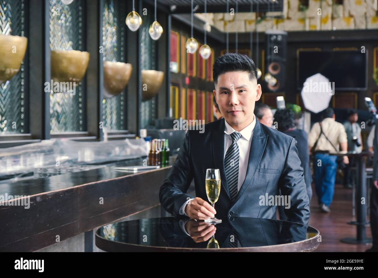 Menschen trinken feiern auf einer Firmenfeier. Stockfoto