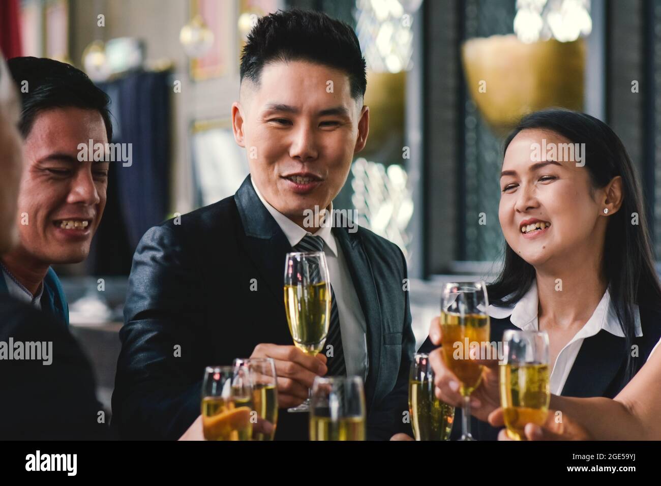Menschen trinken feiern auf einer Firmenfeier. Stockfoto