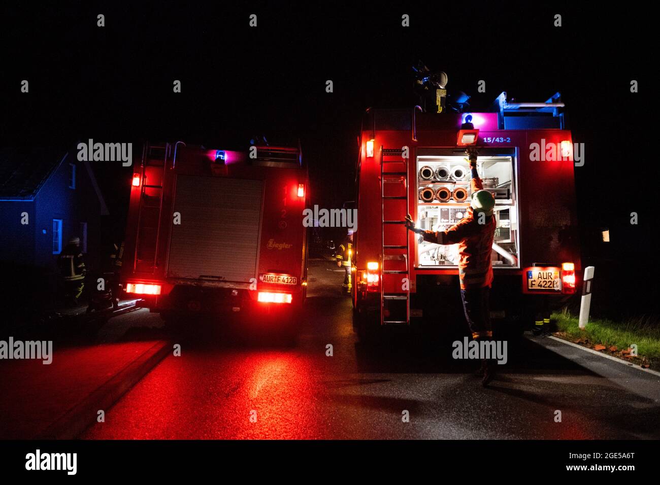 Berumerfehn, Deutschland. August 2021. Feuerwehrleute während ihrer Mission nach dem Sturm. Ein heftiger Sturm hat in der Gemeinde Großheide in Ostfriesland eine Spur der Zerstörung hinterlassen. Nach Angaben der Feuerwehrleute wurden am Montagabend rund 50 Häuser durch den Sturm - möglicherweise ein Tornado - beschädigt. (Zu dpa 'heftiger Sturm beschädigt rund 50 Häuser in Ostfriesland'). Kredit: Mohssen Assanimoghaddam/dpa/Alamy Live Nachrichten Stockfoto