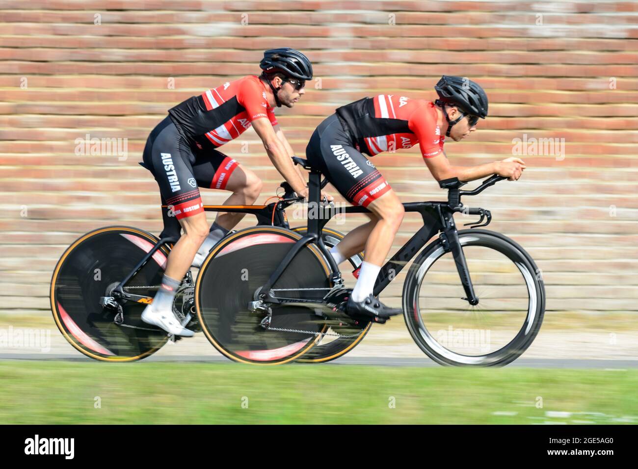 Etouvelles, Frankreich. August 2020. Mehrere Stunden vor dem offiziellen Start machen zwei österreichische Teamfahrer eine Erkundungstourung der Strecke. Die zweite Etappe der Tour de l'Avenir 2021 ist ein Team-Zeitfahren auf einem Rundkurs um die Stadt Laon am 15. August. Tour de l'Avenir ist ein Radwettbewerb, der vom 13. Bis 22. August 2021 stattfindet und für Radfahrer unter 23 Jahren reserviert ist. Sieger der zweiten ersten Etappe ist das niederländische Team. Kredit: SOPA Images Limited/Alamy Live Nachrichten Stockfoto