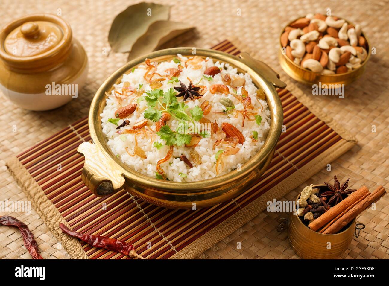 Vegetable biryani biriyani , Hyderabadi Shahi Pulao und raita Pilaf