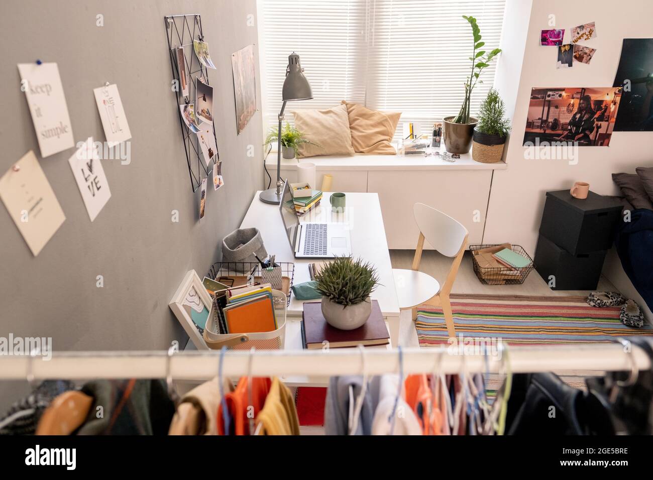 Arbeitsplatz des zeitgenössischen Freiberuflers oder Designers im heimischen Raum Stockfoto