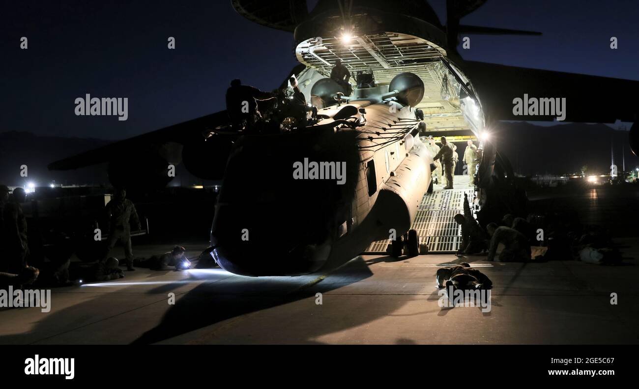 Antennenporteure arbeiten mit Betreuern zusammen, um einen CH-47 Chinook in einen C-17 Globemaster III zu laden, um die rückwirkende Mission Resolute Support in Afghanistan zu unterstützen, 16. Juni 2021. (USA Armeefoto von Sgt. Klasse Corey Vandiver) Stockfoto