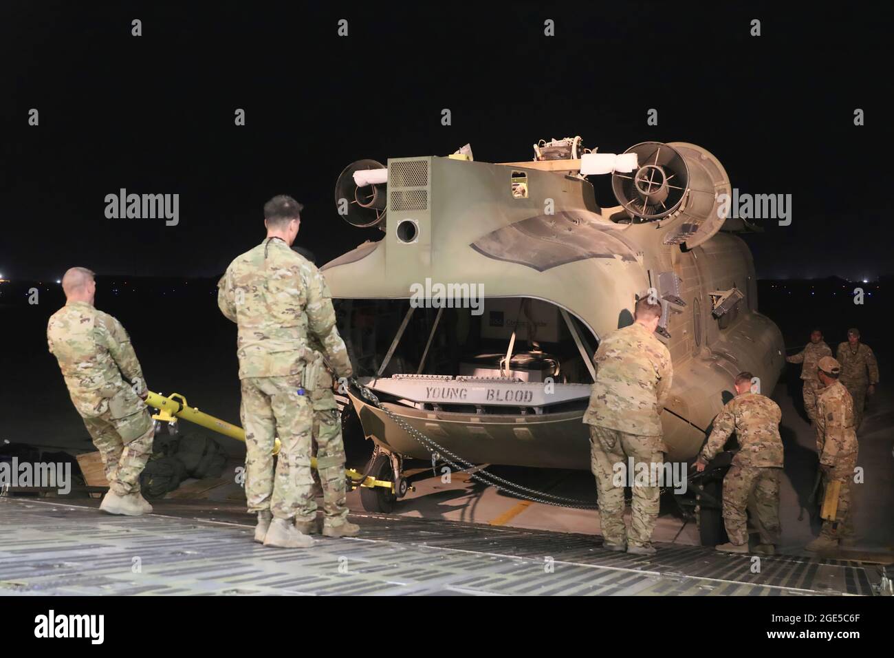 Antennenporteure arbeiten mit Betreuern zusammen, um einen CH-47 Chinook in einen C-17 Globemaster III zu laden, um die rückwirkende Mission Resolute Support in Afghanistan zu unterstützen, 16. Juni 2021. (USA Armeefoto von Sgt. Klasse Corey Vandiver) Stockfoto