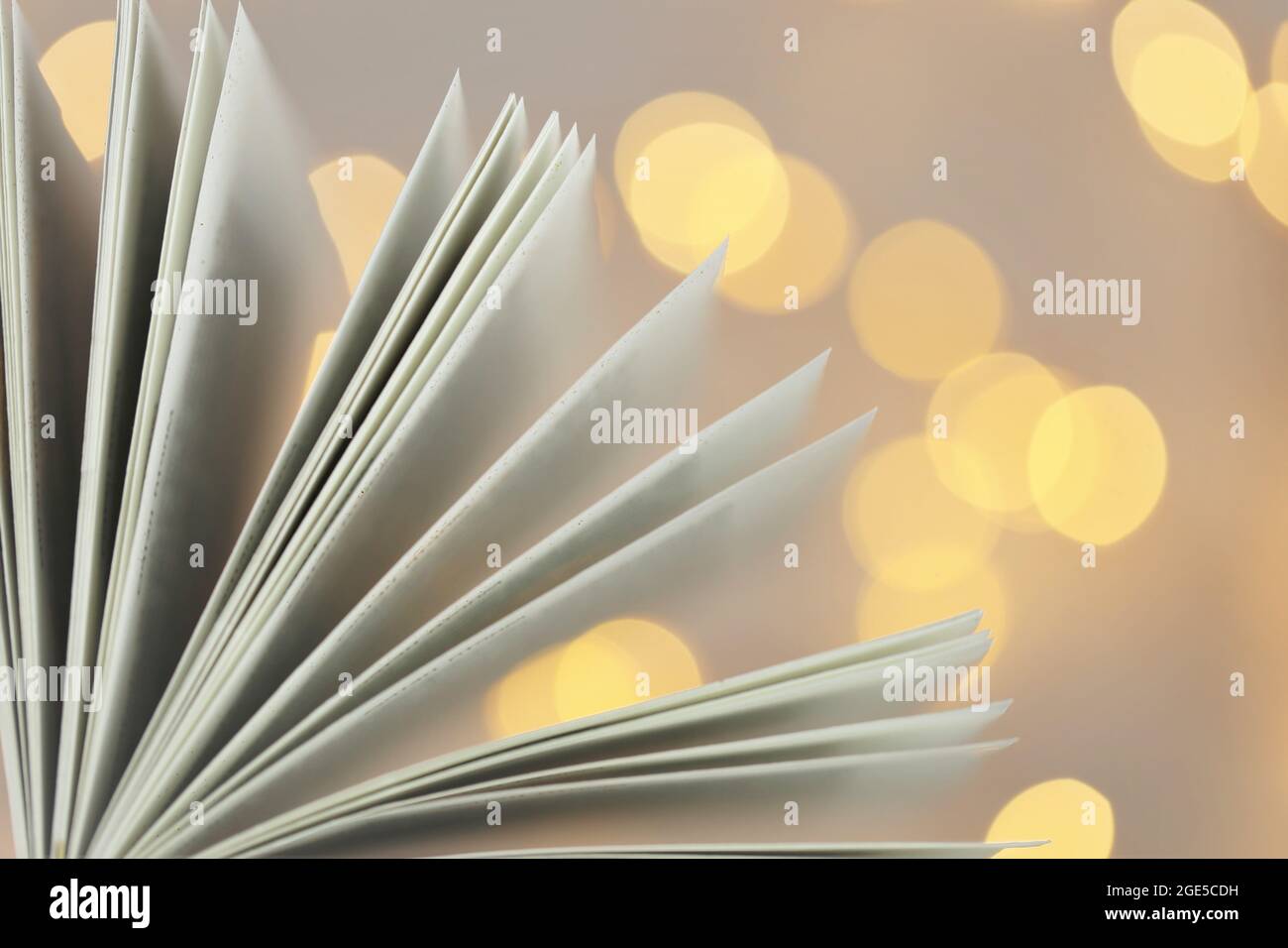 Bücher lesen. Buchseiten Nahaufnahme auf leuchtendem Bokeh-Hintergrund.Winterbücher. Stockfoto