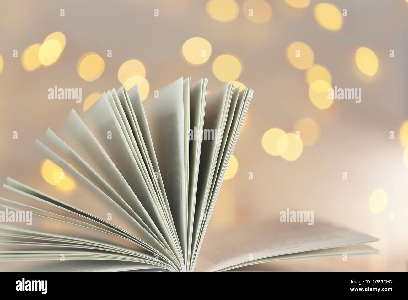 Bücher lesen. Buchseiten Nahaufnahme auf leuchtendem Bokeh-Hintergrund.Winterbücher. Weihnachtsbücher.Winter gemütliches Lesen. Märchen Stockfoto