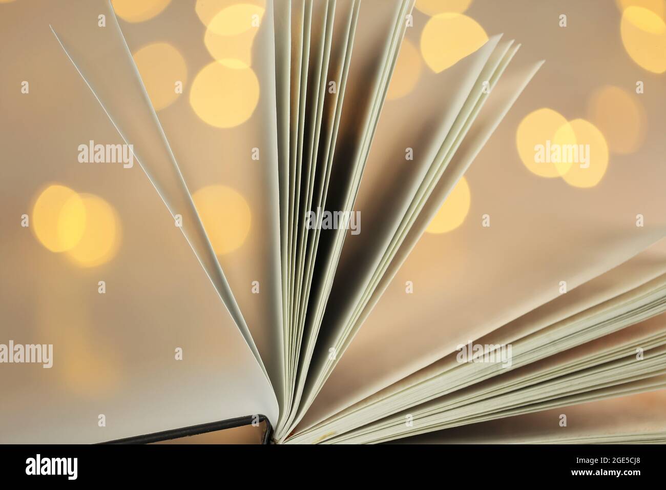 Bücher lesen. Buchseiten Nahaufnahme auf leuchtendem Bokeh-Hintergrund.Winterbücher. Weihnachtsbücher.Winter gemütliches Lesen. Stockfoto