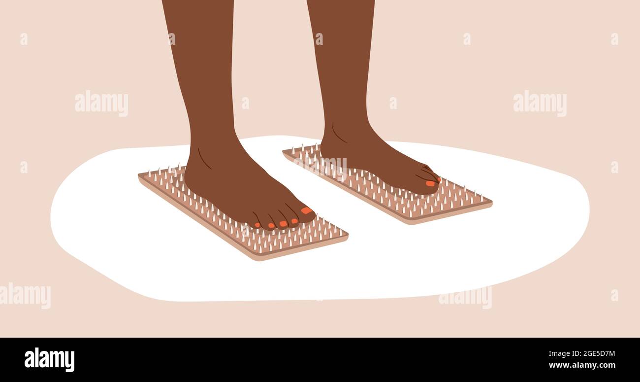 Sadhu-Platine. Afrikanische weibliche Füße stehen auf Nägeln. Alternative Medizin. Holzbrett für Yoga-Praxis. Meditation und Entspannung. Vektorgrafik Stock Vektor