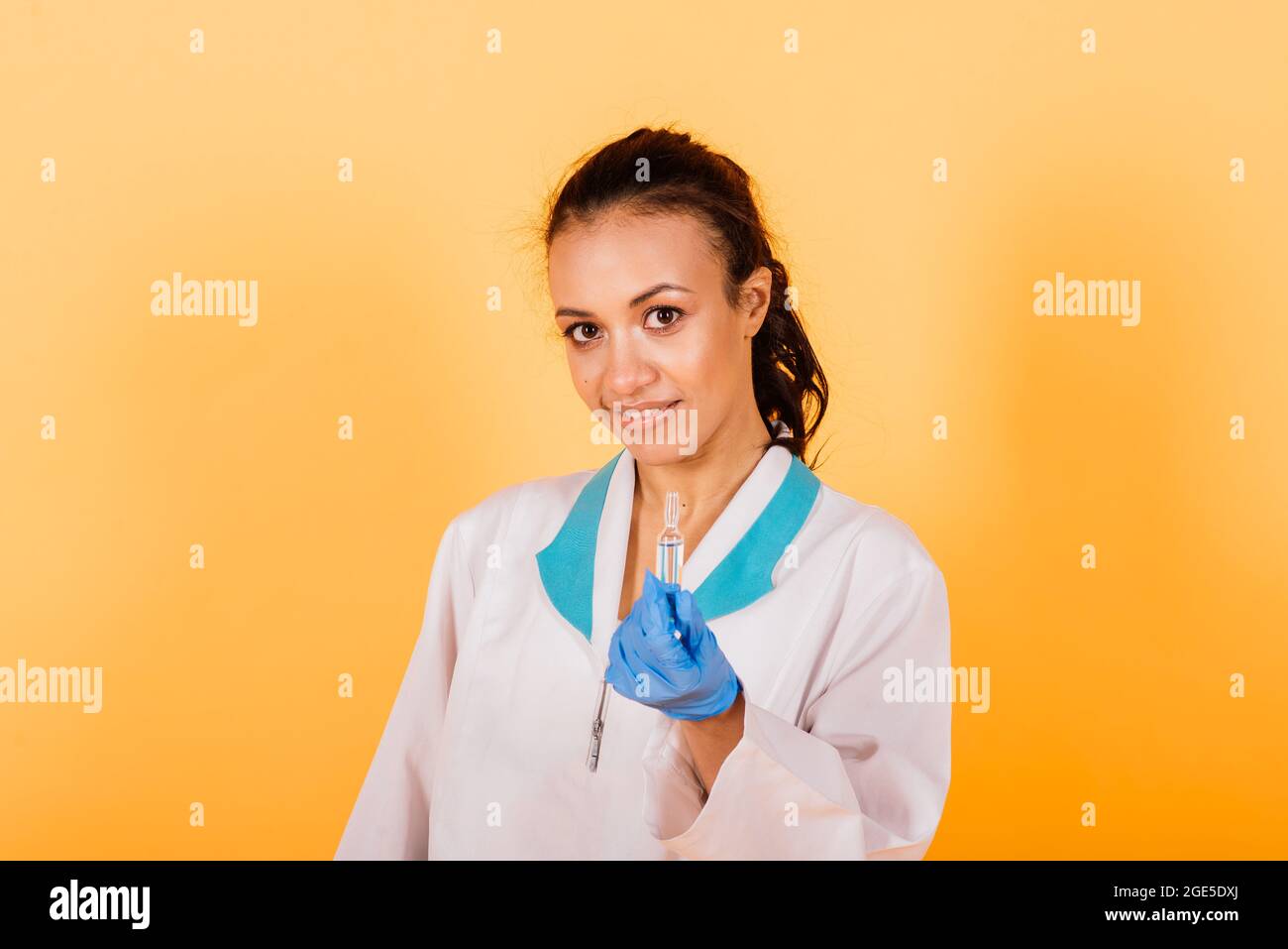 Afroamerikanische Ärztin, Maske, stethoskope, Robe-Impfstoff im Studio Stockfoto