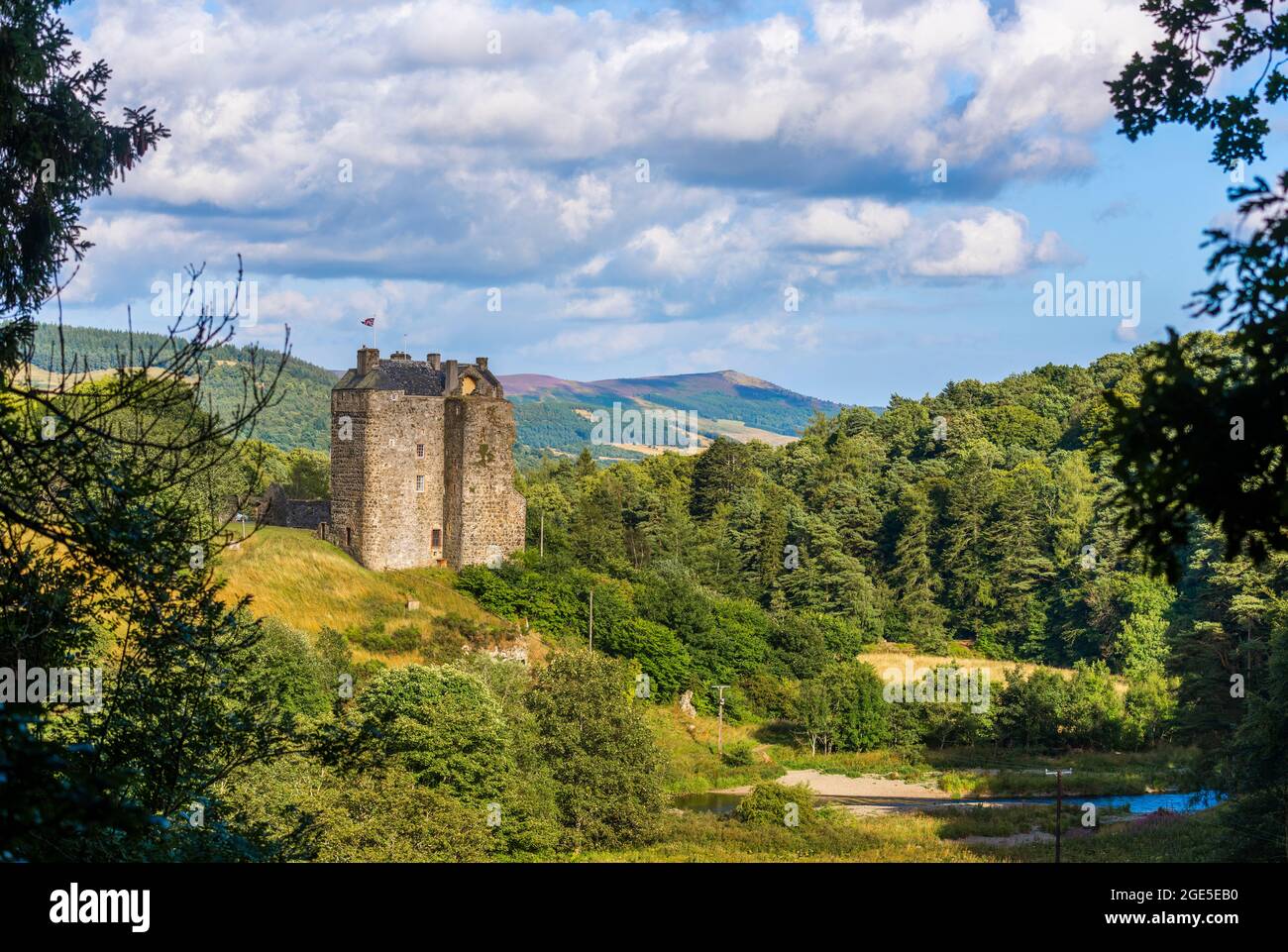 Neidpath Castle Scottish Borders, Schottland. VEREINIGTES KÖNIGREICH. August 2021. Schottland Vereinigtes Königreich Wetter. Eine schöne Aussicht auf Neidpath Castle in der Nähe von Peebles in den Scottish Borders. Neidpath Castle ist ein in Trümmern erbautes Turmhaus mit L-Plan, das den Fluss Tweed etwa 1.6 km westlich von Peebles an der Grenze zu Schottland überblickt. Die Baronie Neidpath ging 1312 durch die Heirat von Mary Fraser mit Sir Gilbert Hay an die Familie Hay über. Es wird vermutet, dass Sir William Hay das heutige Schloss Ende des 14. Jahrhunderts gebaut hat. Und Neidpath blieb bis 1686 in der Familie. Quelle: phil wilkinson/Alamy Live News Stockfoto