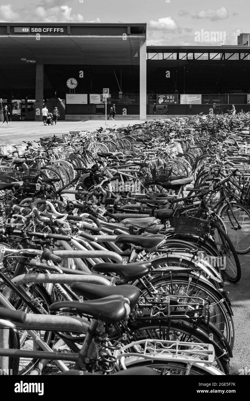 Zürich, Schweiz - 13. Juli 2019: Massen von geparkten Fahrrädern vor dem Hauptbahnhof Stockfoto