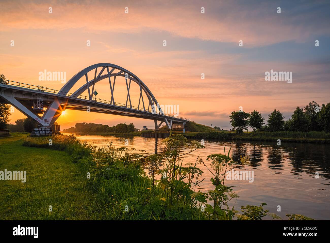Die Walfridus-Brücke, am Rande des Industrieguts De Hoogte, ist eine Eisenbahnbrücke nördlich von Groningen über den Van-Starkenborgh-Kanal und den N Stockfoto