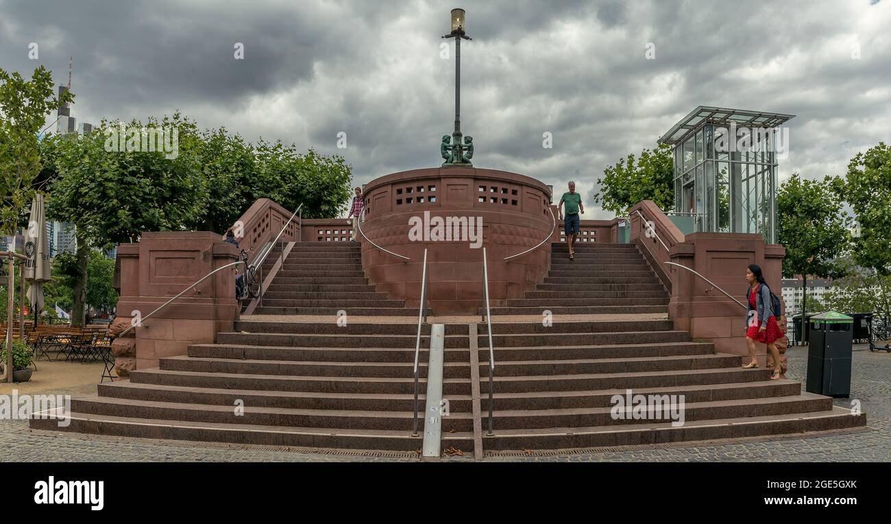 Historische Fußgängerzone Eiserner Steg, Eisenfußbrücke über den Main, Frankfurt Stockfoto