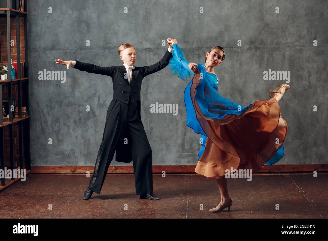 Tanzsaal. Junger Mann und Frau tanzen Foxtrot Stockfoto