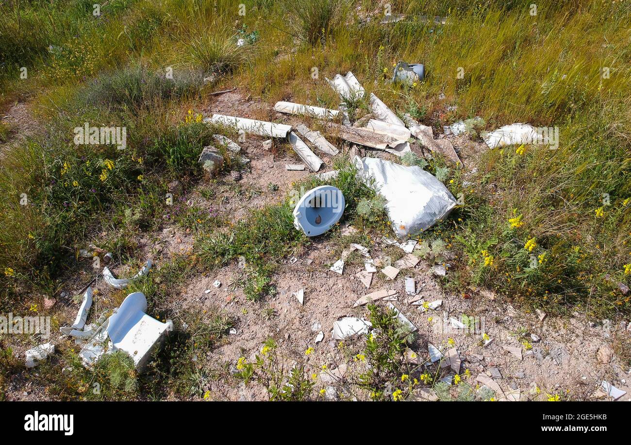 Gefährlich Asbest, Eternit aufgegeben, Müll in der Landschaft Stockfoto