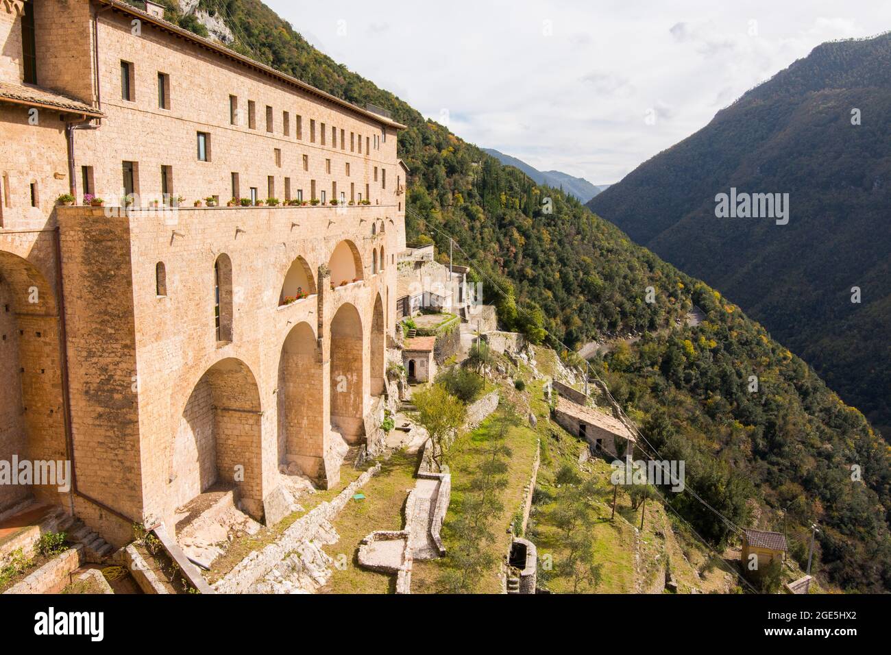 Kloster der Heiligen Höhle (Wallfahrtskirche Sacro Speco) des Heiligen Benedikt Subiaco, in der Provinz Rom in der italienischen Region Latium. Stockfoto