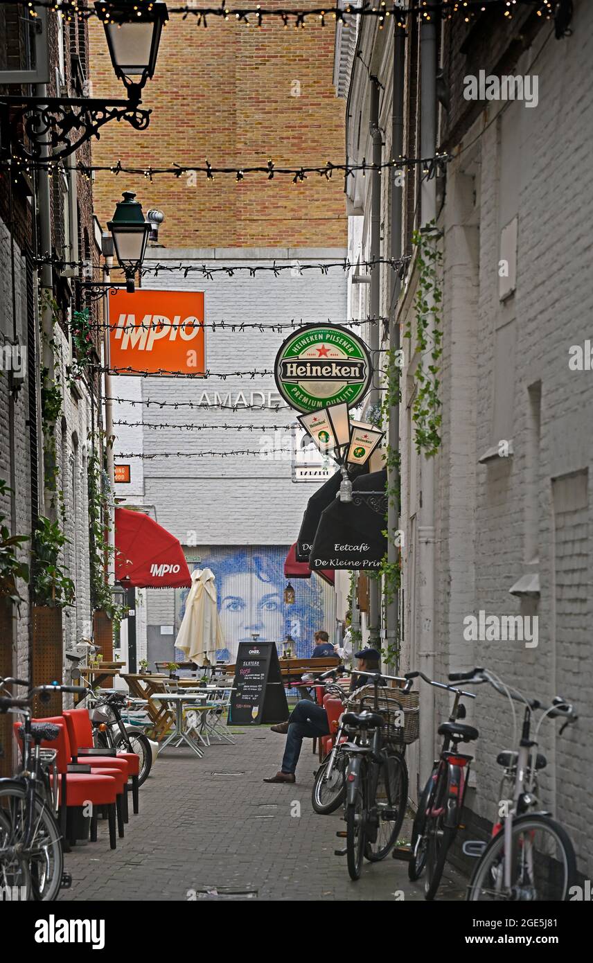 Den haag, niederlande - 2021-08-06: bagijnestraat von der langen Poren (einer engen Gasse im Stadtzentrum) aus gesehen -- [credit: joachim affeldt - larger f Stockfoto