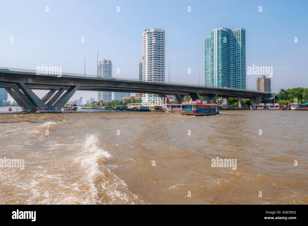 Eine Brücke über den Chao Phraya in Bangkok in Thailand in Südostasien. Stockfoto