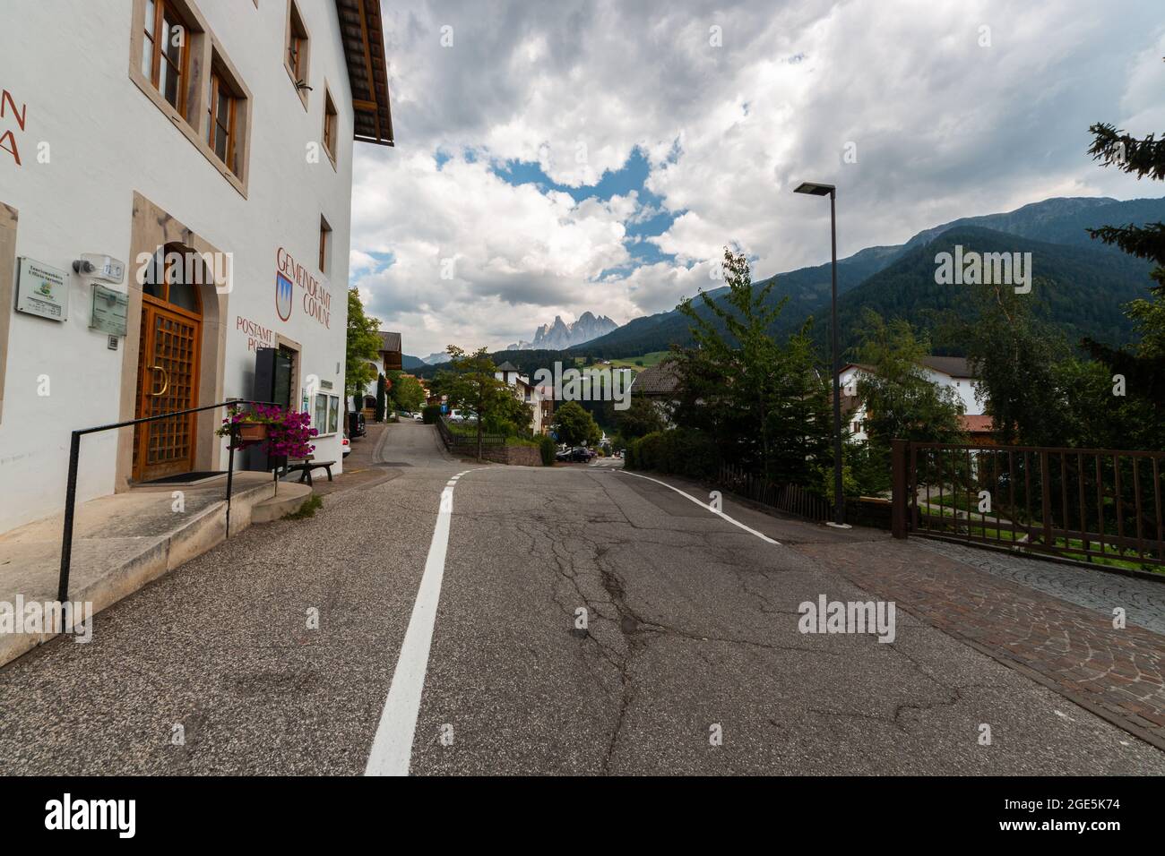 Blick auf das Bergdorf San Pietro im wunderschönen Val di Funes Stockfoto