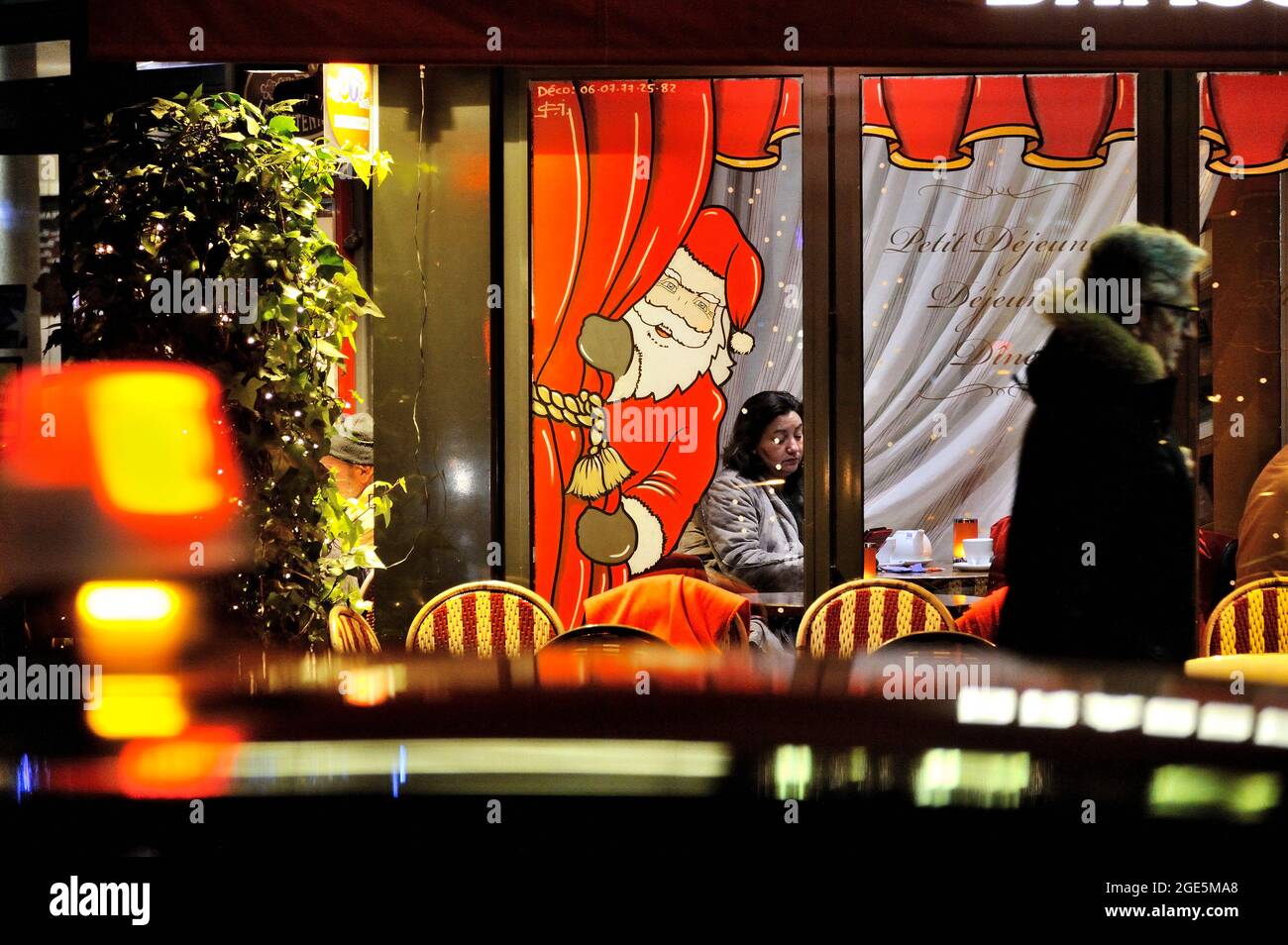 FRANKREICH, PARIS (75) 7. ARRONDISSEMENT, CAFÉ IN DER RUE SAINT DOMINIQUE UND BOULEVARD DE LA TOUR-MAUBOURG ZUR WEIHNACHTSZEIT, CAFÉ LE CENTENAIRE UND RESTAURANT Stockfoto