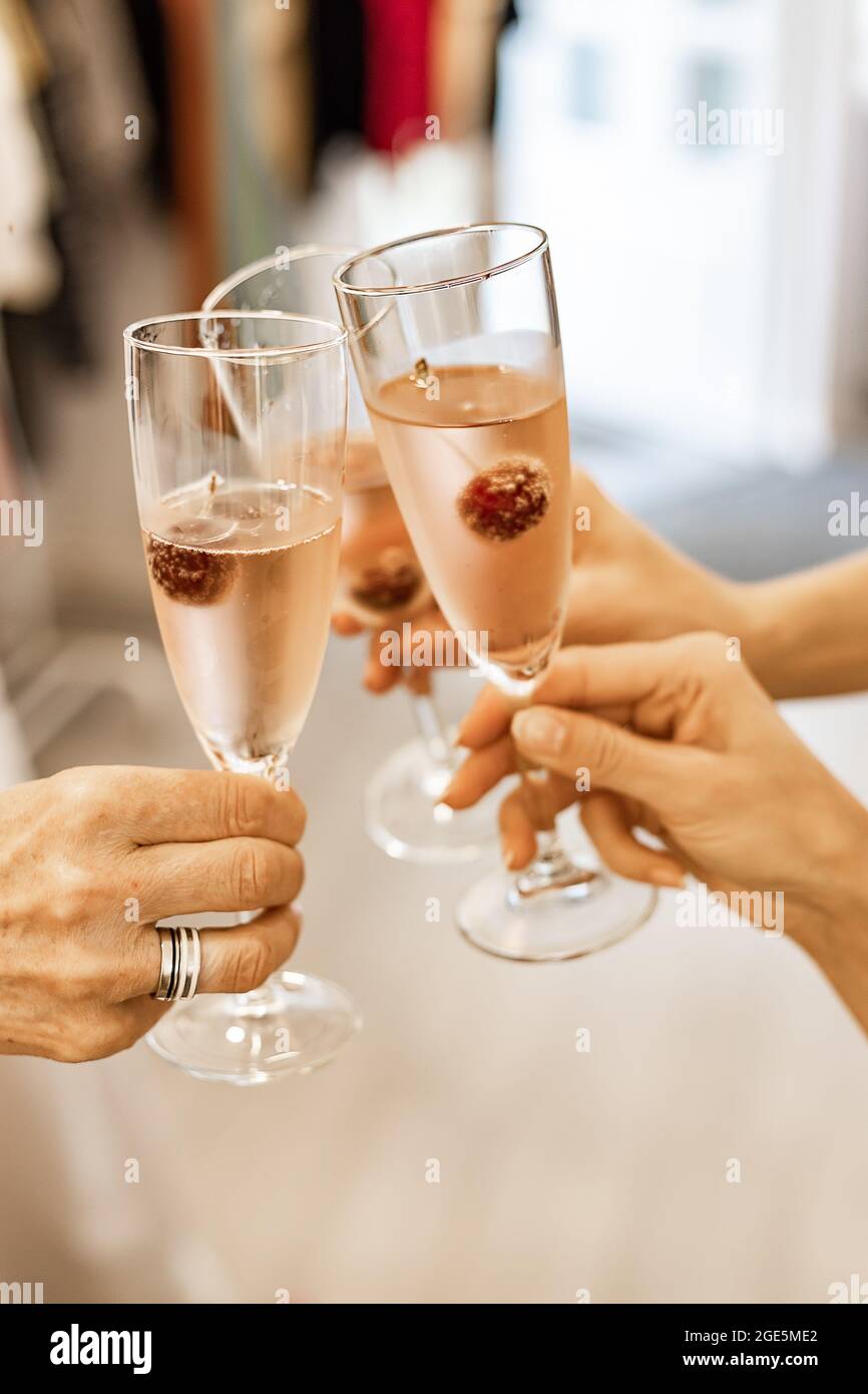 Schöne weibliche Hände halten Gläser Champagner oder Rosenwein. Nahaufnahme. Frauen klirrrende Gläser. Feiern, feiern oder feiern Sie das neue Jahr. Weichfokus Stockfoto