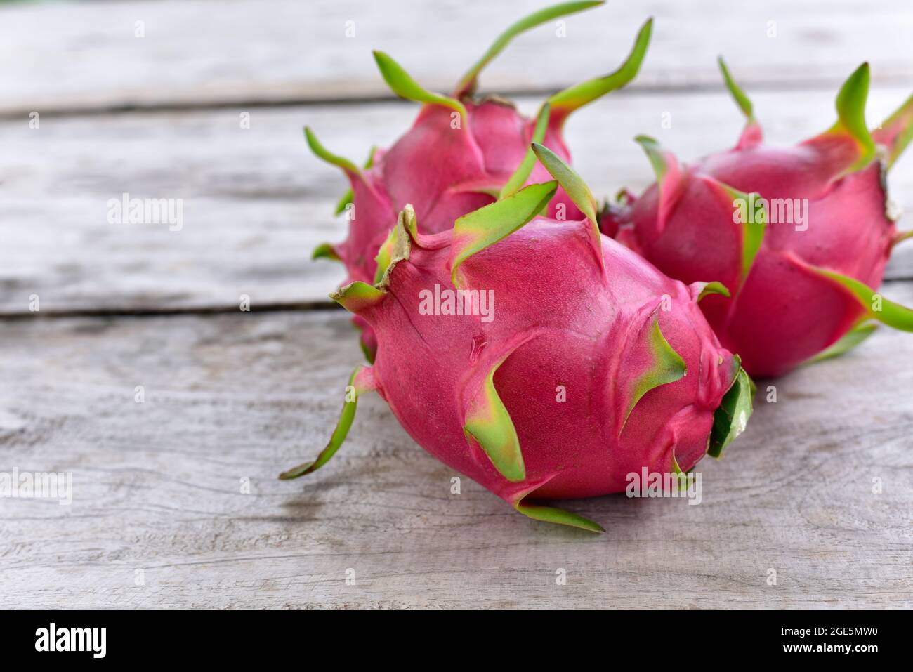 Drachenfrucht auf altem Holzhintergrund gesunde Früchte Stockfoto