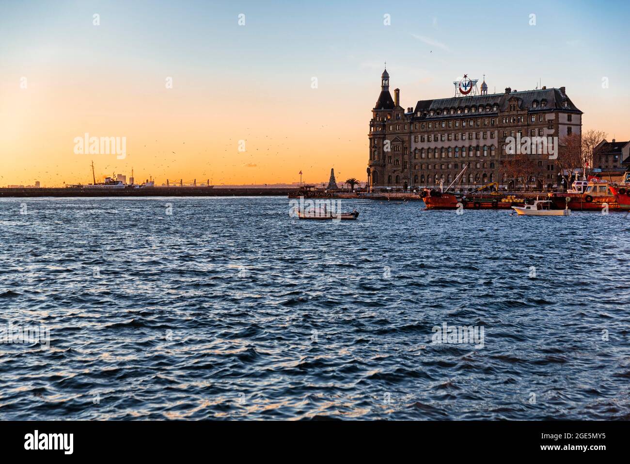 Haydarpasa Neoklassizistischer Bahnhof, Haydarpasha am Bosporus, Sonnenuntergang, Kadiykoey, Istanbul, Türkei Stockfoto