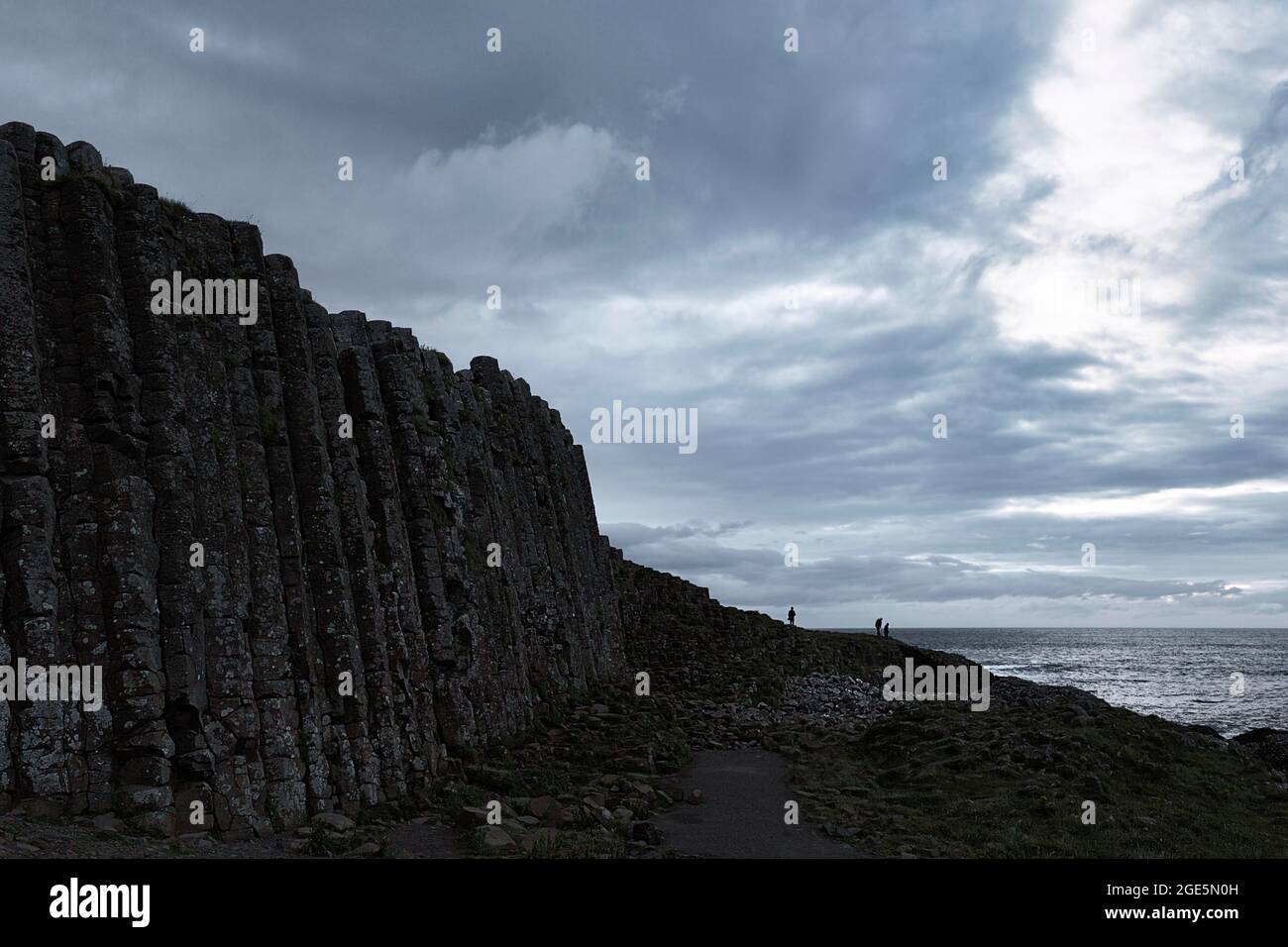 Küste mit Basaltsäulen, Giant's Causeway, Causeway Coast, Silhouetten am Abend, Antrim, Nordirland, Großbritannien Stockfoto